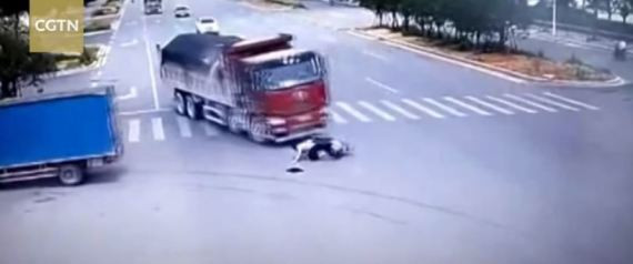 Οδηγός σκούτερ στην Κίνα περνά με κόκκινο, τον χτυπούν δύο φορτηγά και βγαίνει ζωντανός (βίντεο)